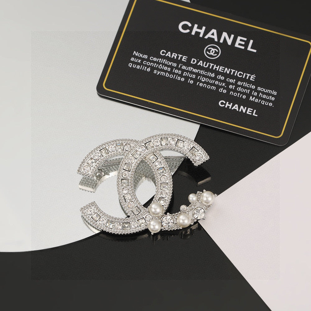Double-C Emblem Brooch in Polished Metal-Tone – Pearl Detail – Design 003 side detail