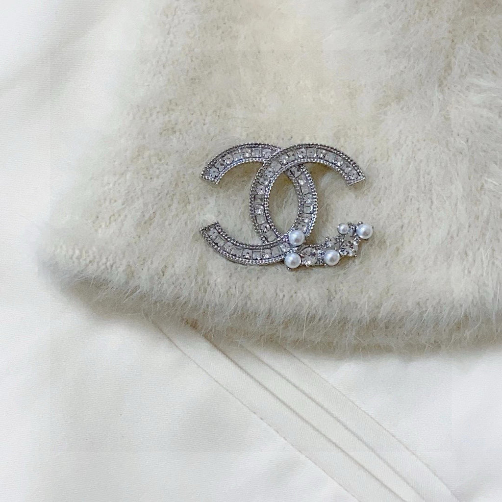 Double-C Emblem Brooch in Polished Metal-Tone – Pearl Detail – Design 004 close-up detail