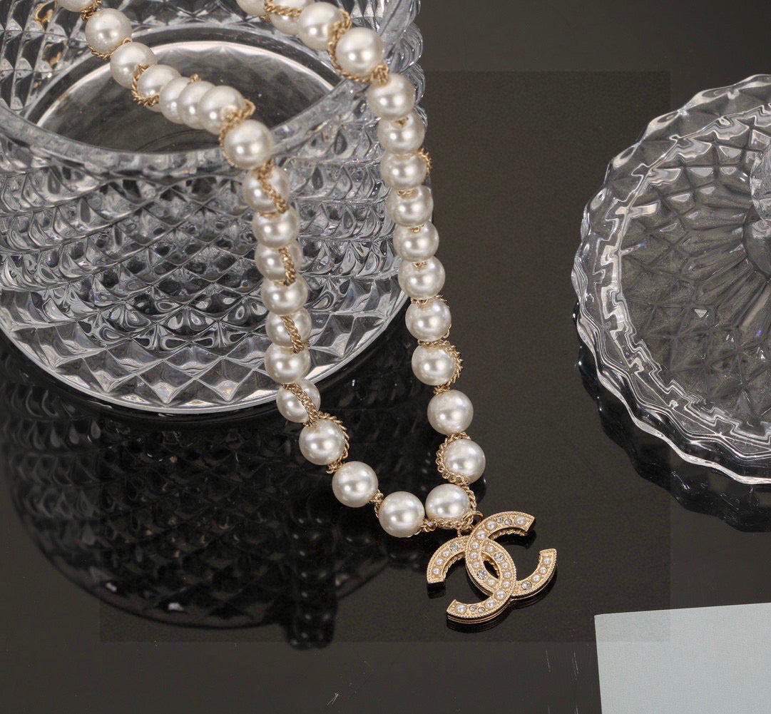 Double-C Emblem Bracelet in Polished Metal-Tone – Pearl Detail – Design 002 close-up detail