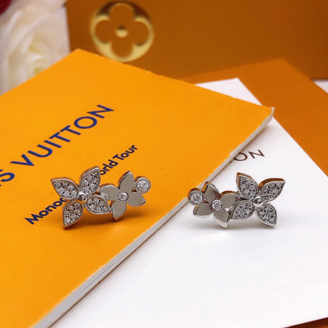 Star Stud Earrings in Silver-Tone – Silver Detail – Design 003 detail view