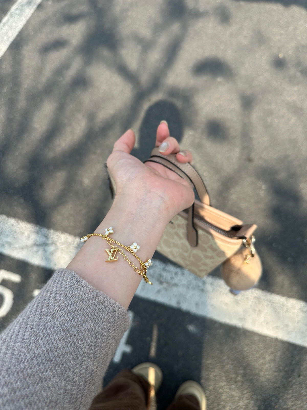 Floral Bracelet in Gold-Tone – White Detail side detail