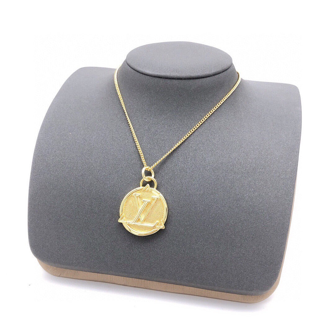 Round Pendant Necklace in Gold-Tone – Design 004 front product view