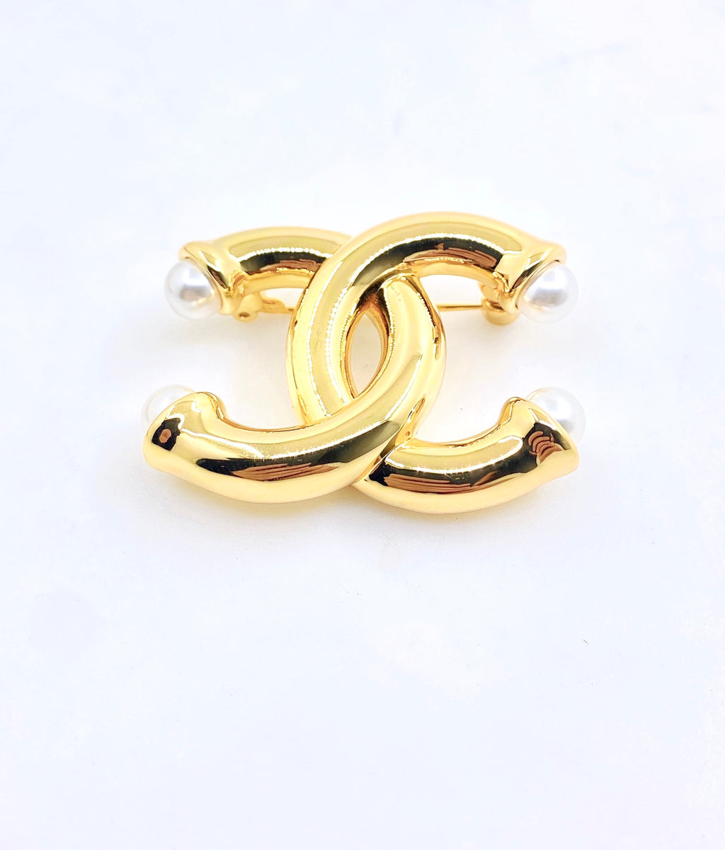 Pearl Brooch in Gold-Tone – Pearl Detail – Design 002 main product view