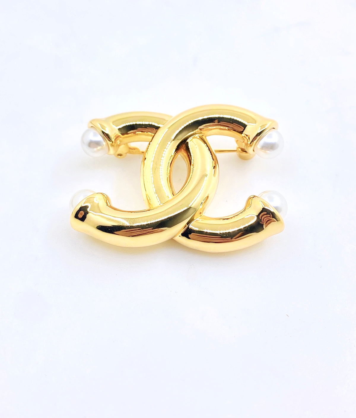 Pearl Brooch in Gold-Tone – Pearl Detail – Design 002 main product view