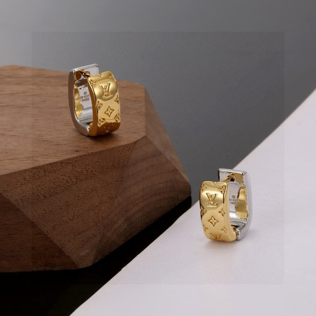 Clover Stud Earrings in Polished Metal-Tone – Clover Detail – Design 006 front product view