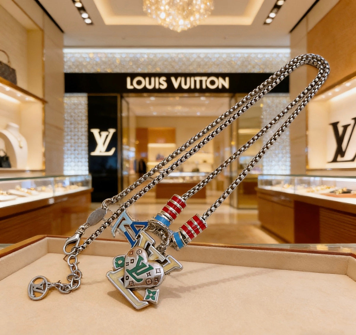 Chain Pendant Necklace in Silver-Tone – Design 003 detail view