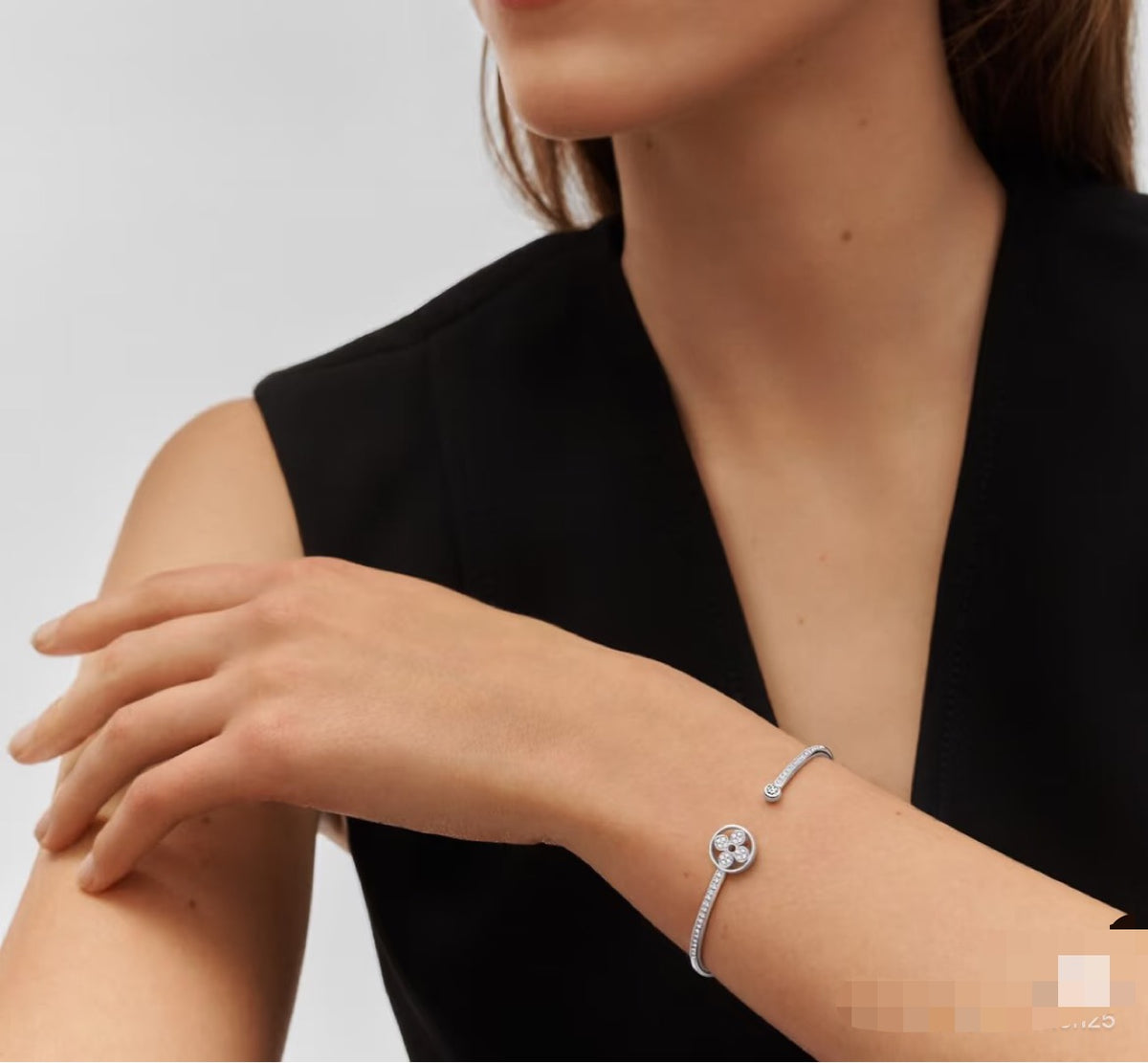 Clover Bangle in Polished Metal-Tone – Clover Detail detail view