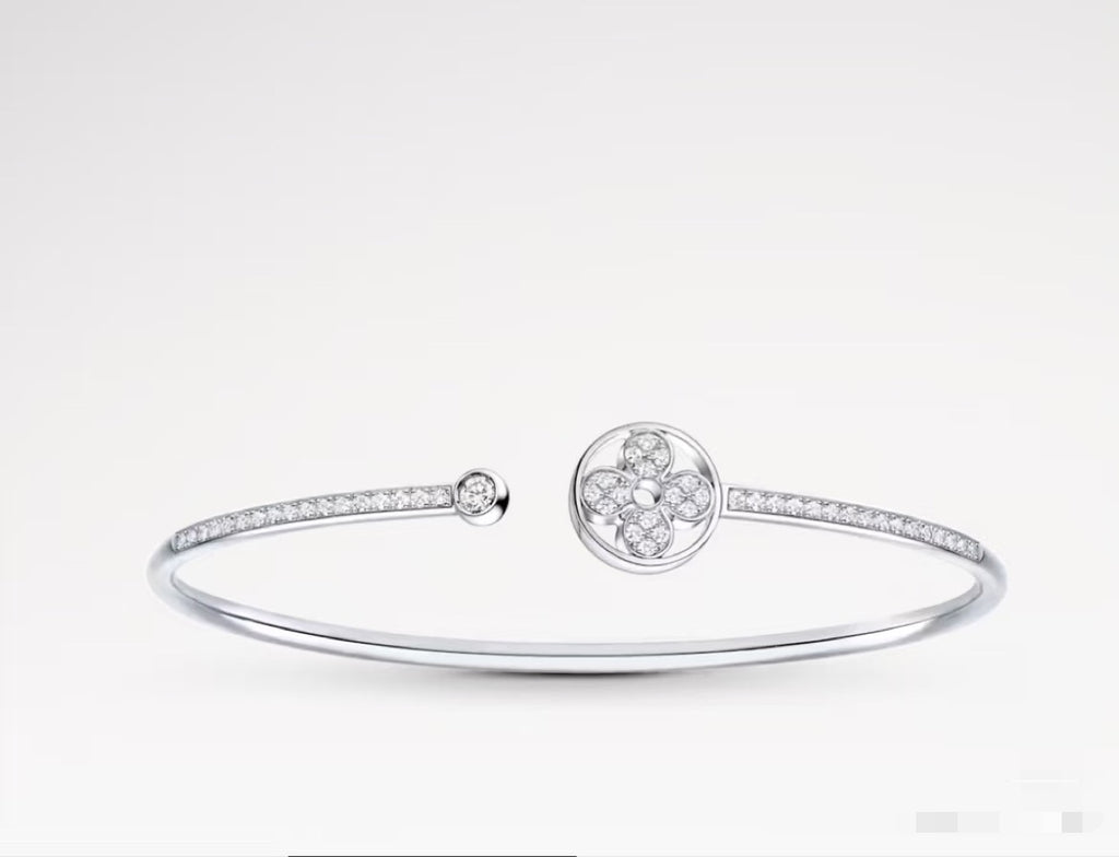 Clover Bangle in Polished Metal-Tone – Clover Detail – Design 002 main product view