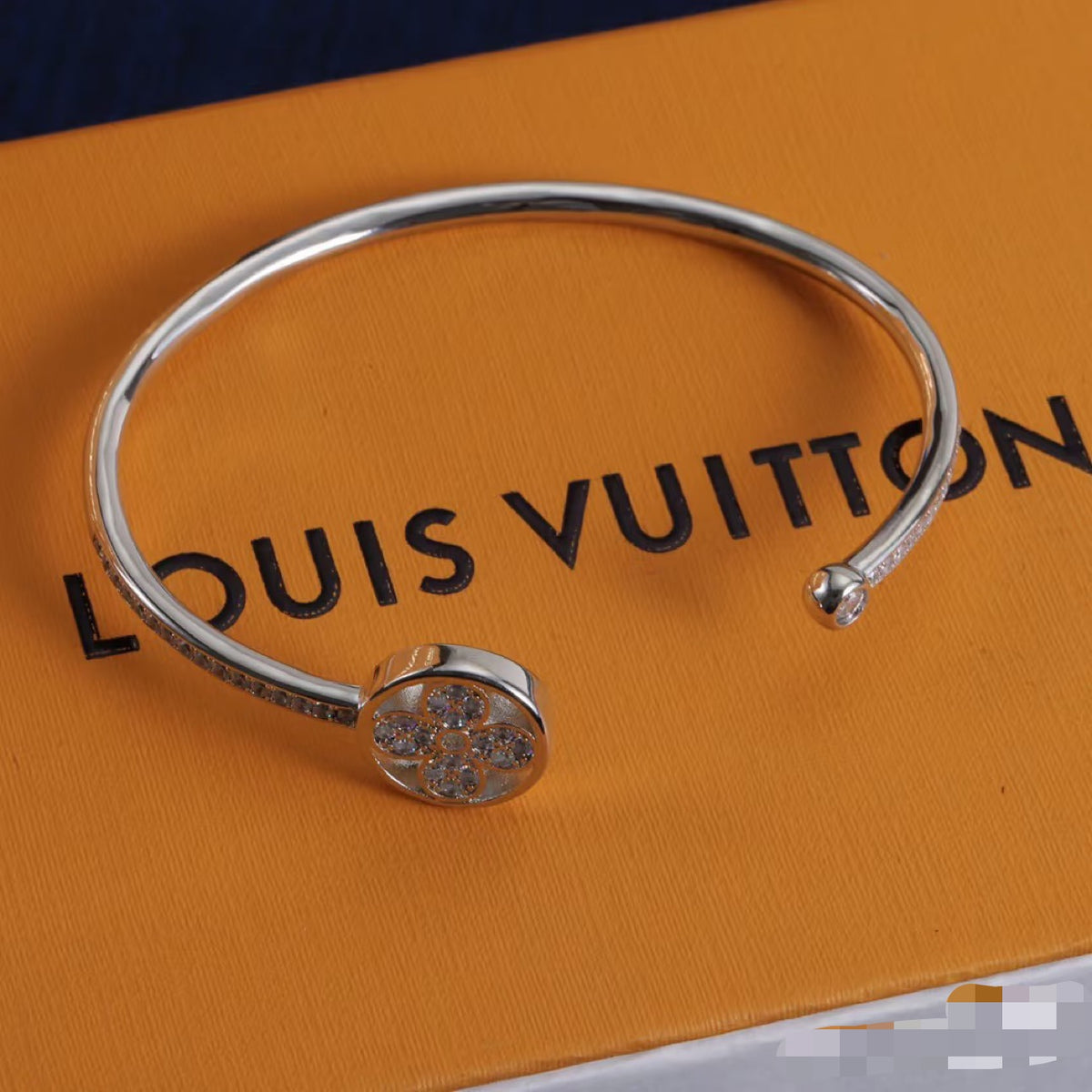 Clover Bangle in Polished Metal-Tone – Clover Detail close-up detail