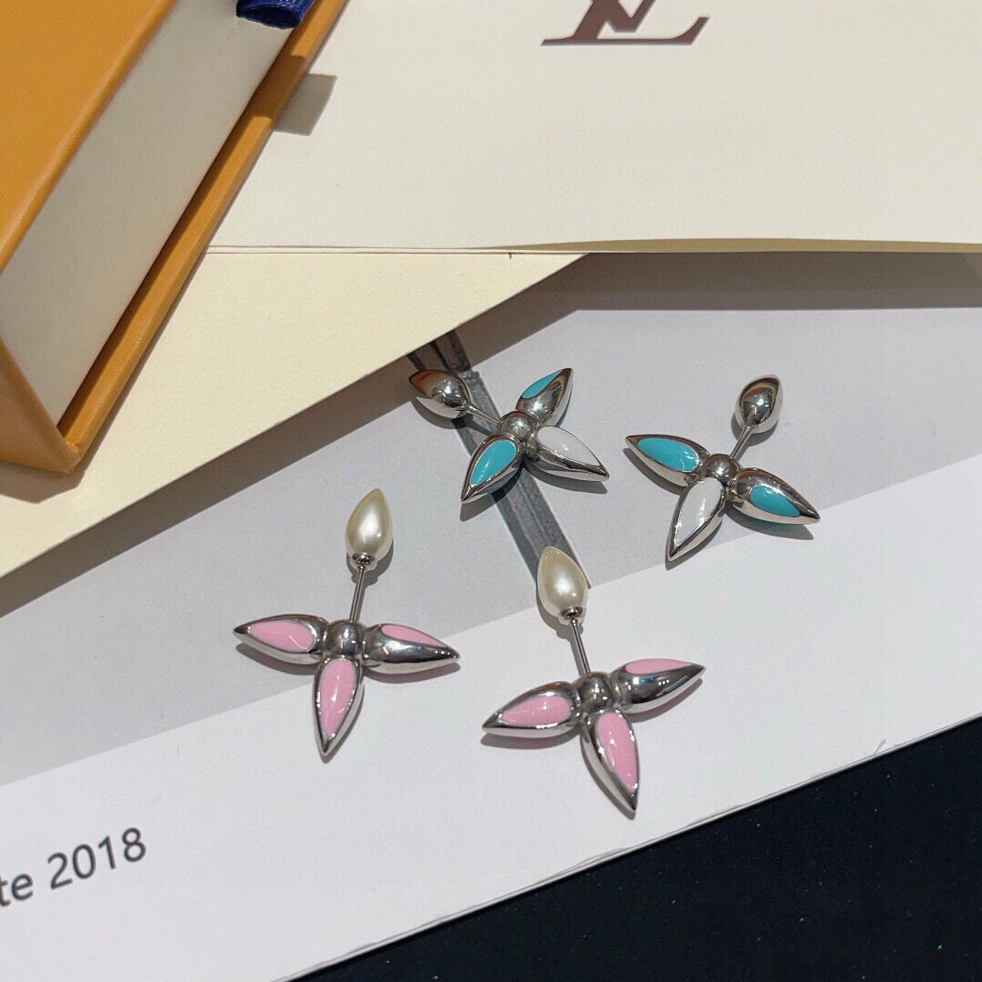 Geometric Emblem Stud Earrings in Gold-Tone – Pink Detail close-up detail