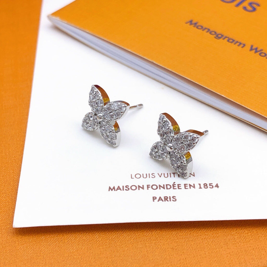 Geometric Emblem Fashion Accessory – Silver Detail detail view