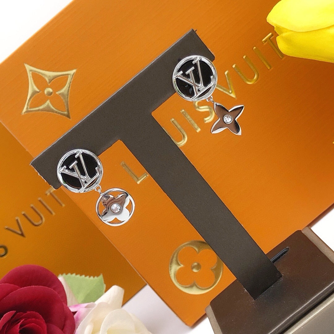 Round Stud Earrings in Gold-Tone – Black Detail close-up detail