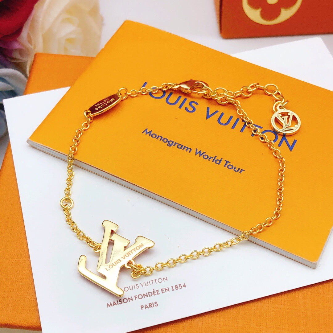 Geometric Emblem Bracelet in Gold-Tone – Red Detail close-up detail