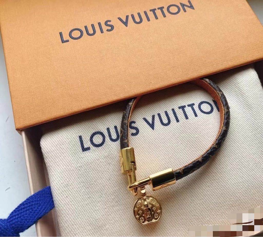 Bag Motif Bangle in Gold-Tone – Bag Detail side detail