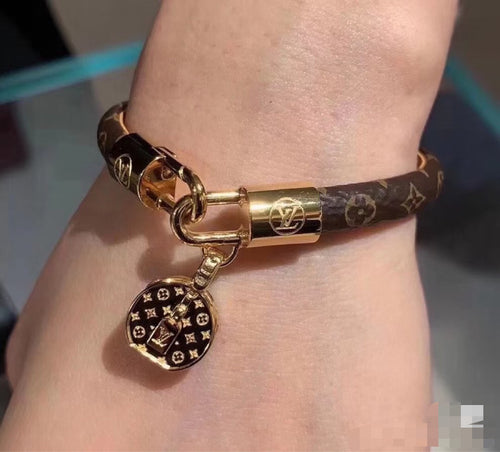 Bag Motif Bangle in Gold-Tone – Bag Detail main product view