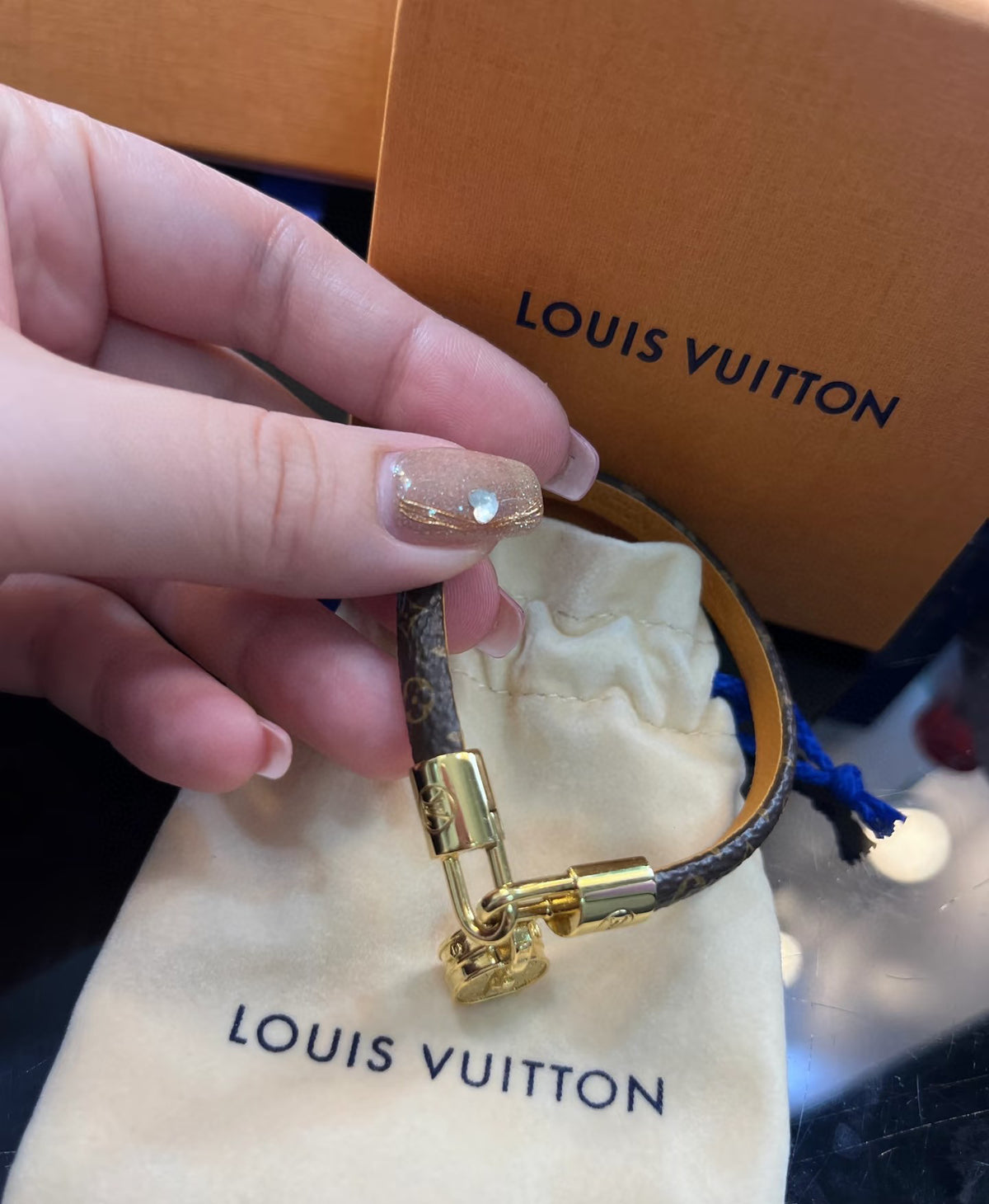 Bag Motif Bangle in Gold-Tone – Bag Detail main product view