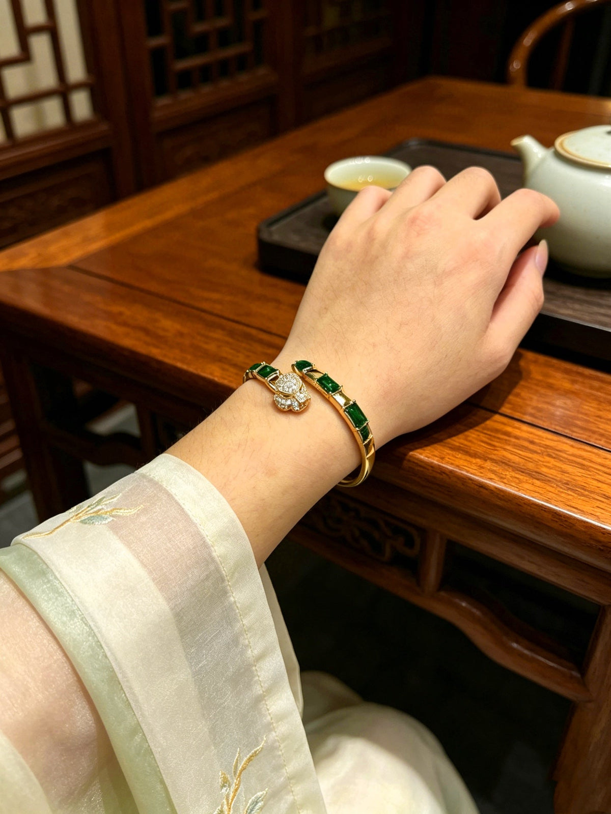 Martin Graham bracelet in polished metal-tone – side detail