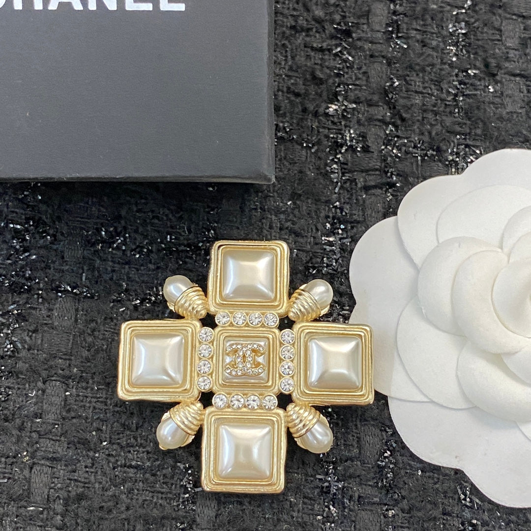 Martin Graham brooch in polished metal-tone – main product view