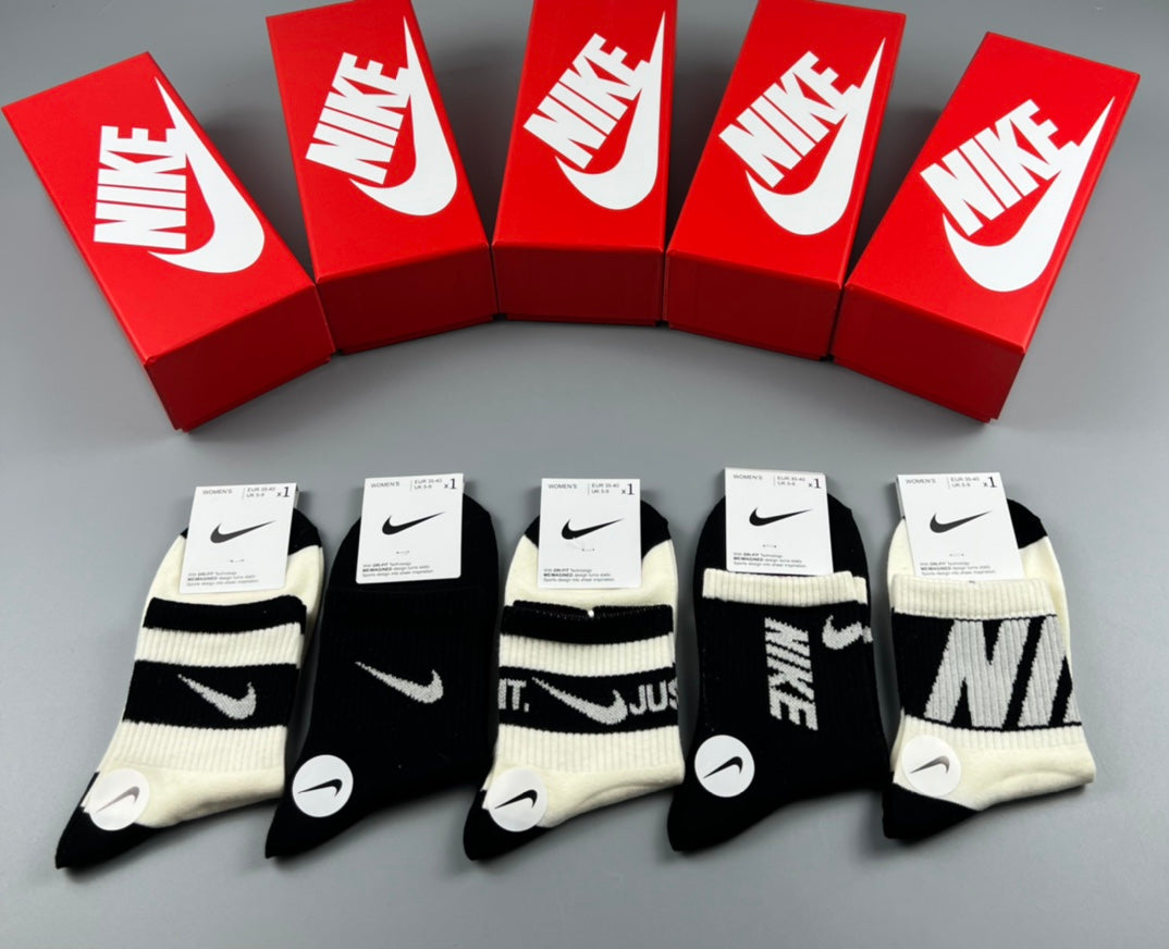 Nike Cotton Contrast Swoosh And Wordmark Ankle Socks