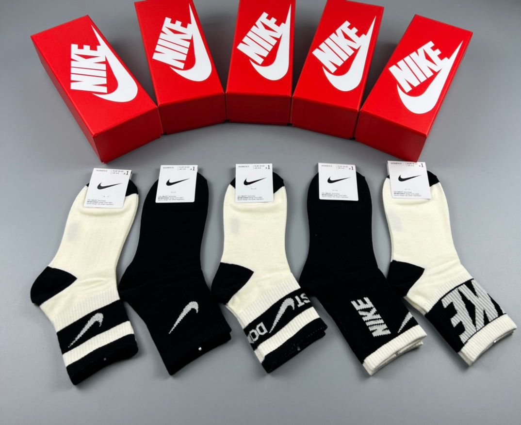 Nike Cotton Contrast Swoosh And Wordmark Ankle Socks