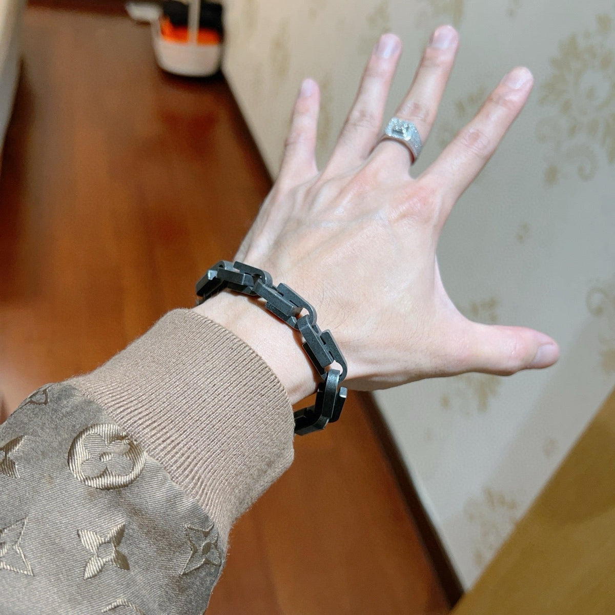 Martin Graham bracelet in polished metal-tone – detail view