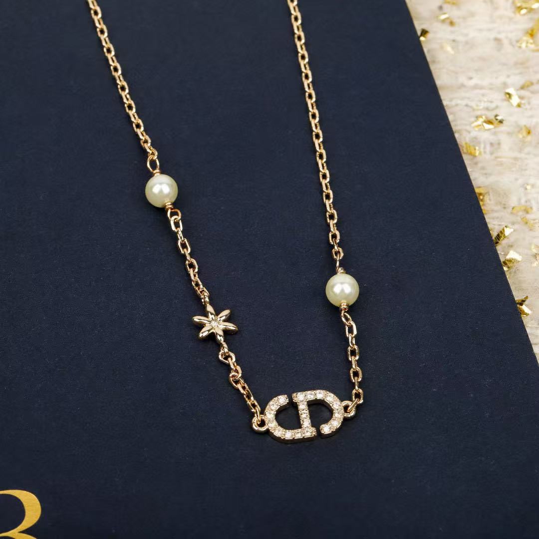 Martin Graham pendant necklace in polished metal-tone – detail view