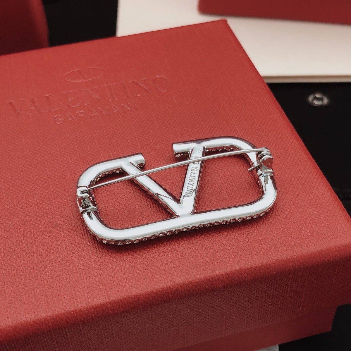 Martin Graham brooch in polished metal-tone – detail view