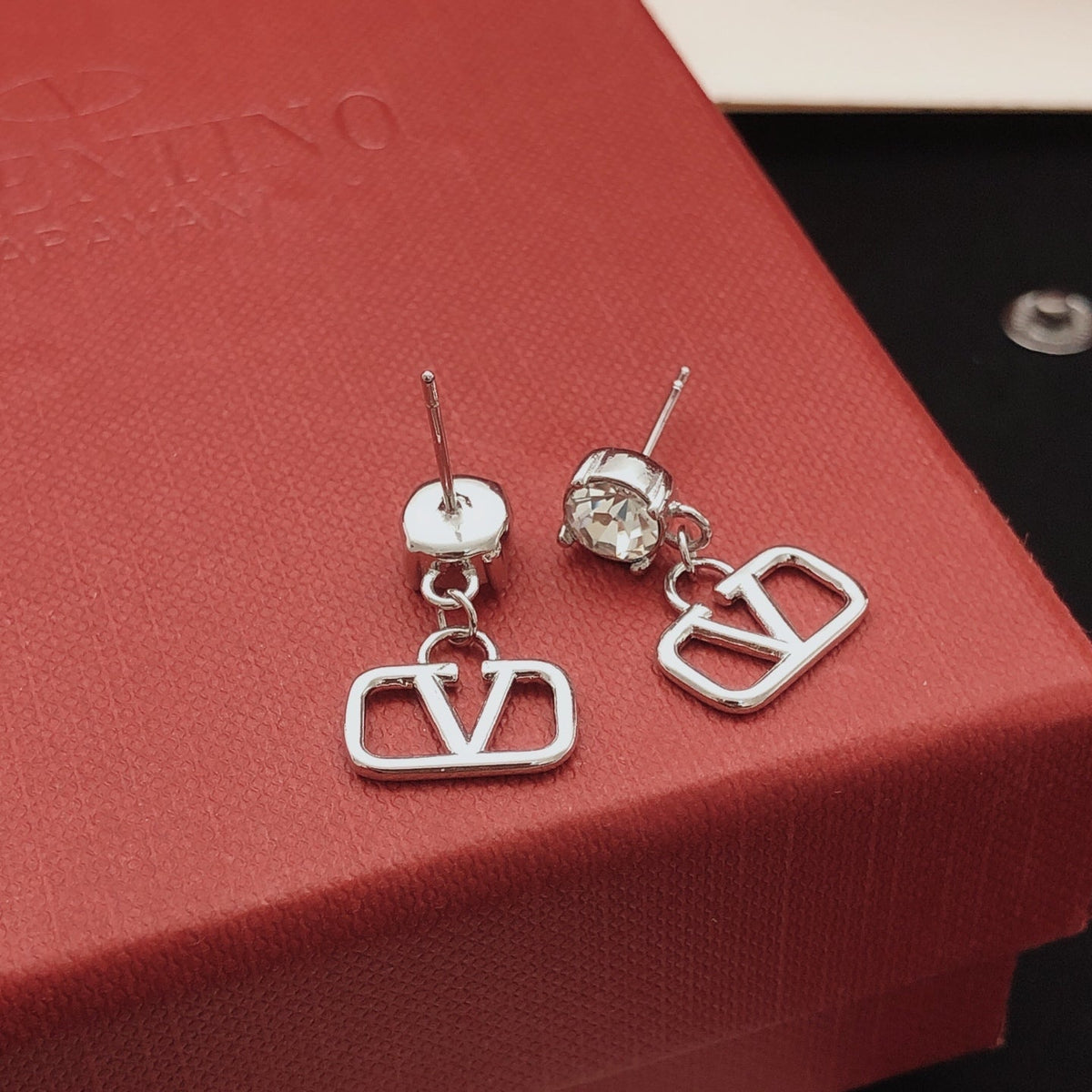 Martin Graham jewelry accessory in polished metal-tone – detail view