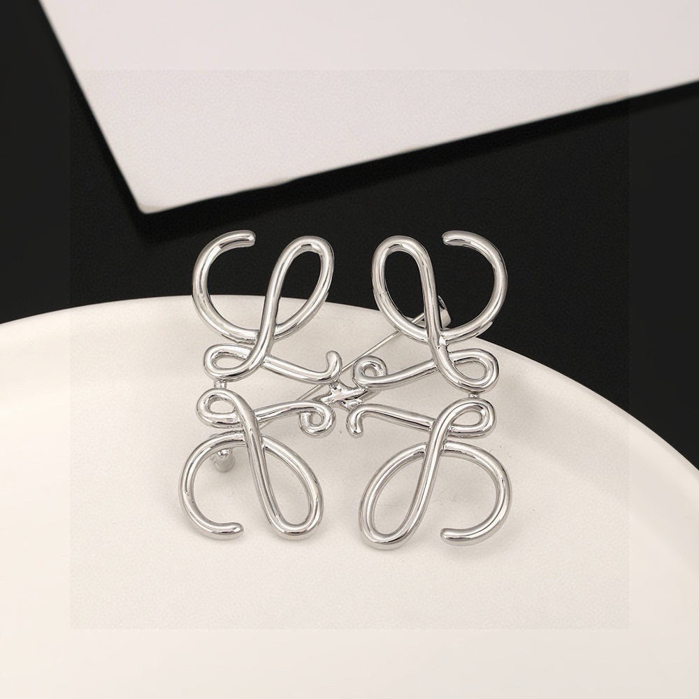 Martin Graham brooch in polished metal-tone – detail view