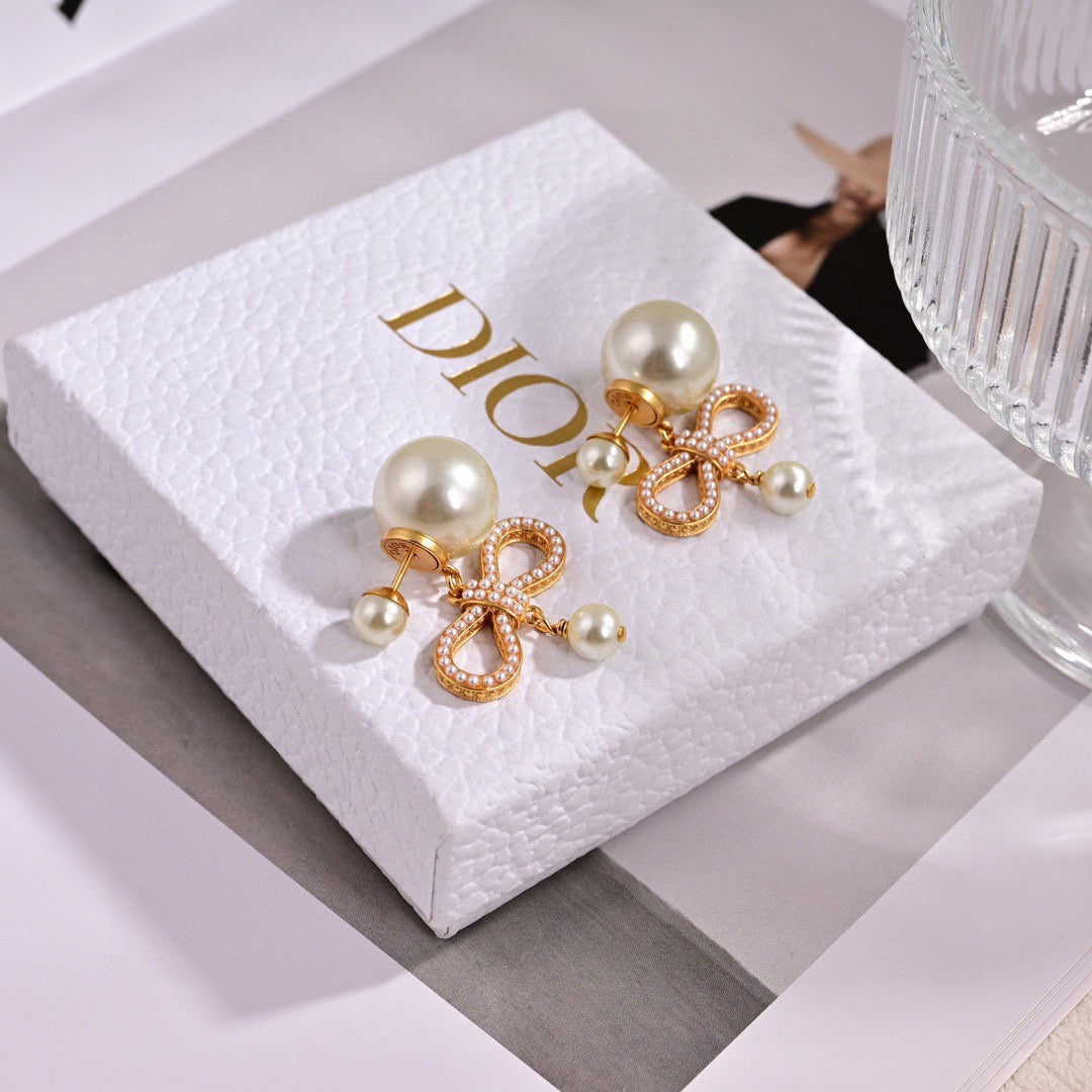 Martin Graham earrings in polished metal-tone – detail view
