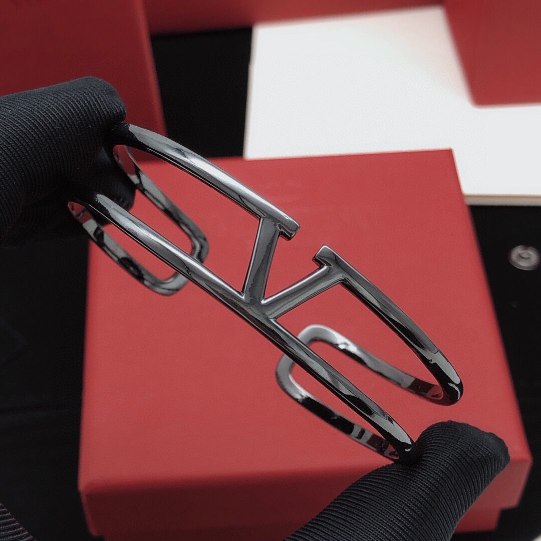 Martin Graham cuff bracelet in polished metal-tone – detail view