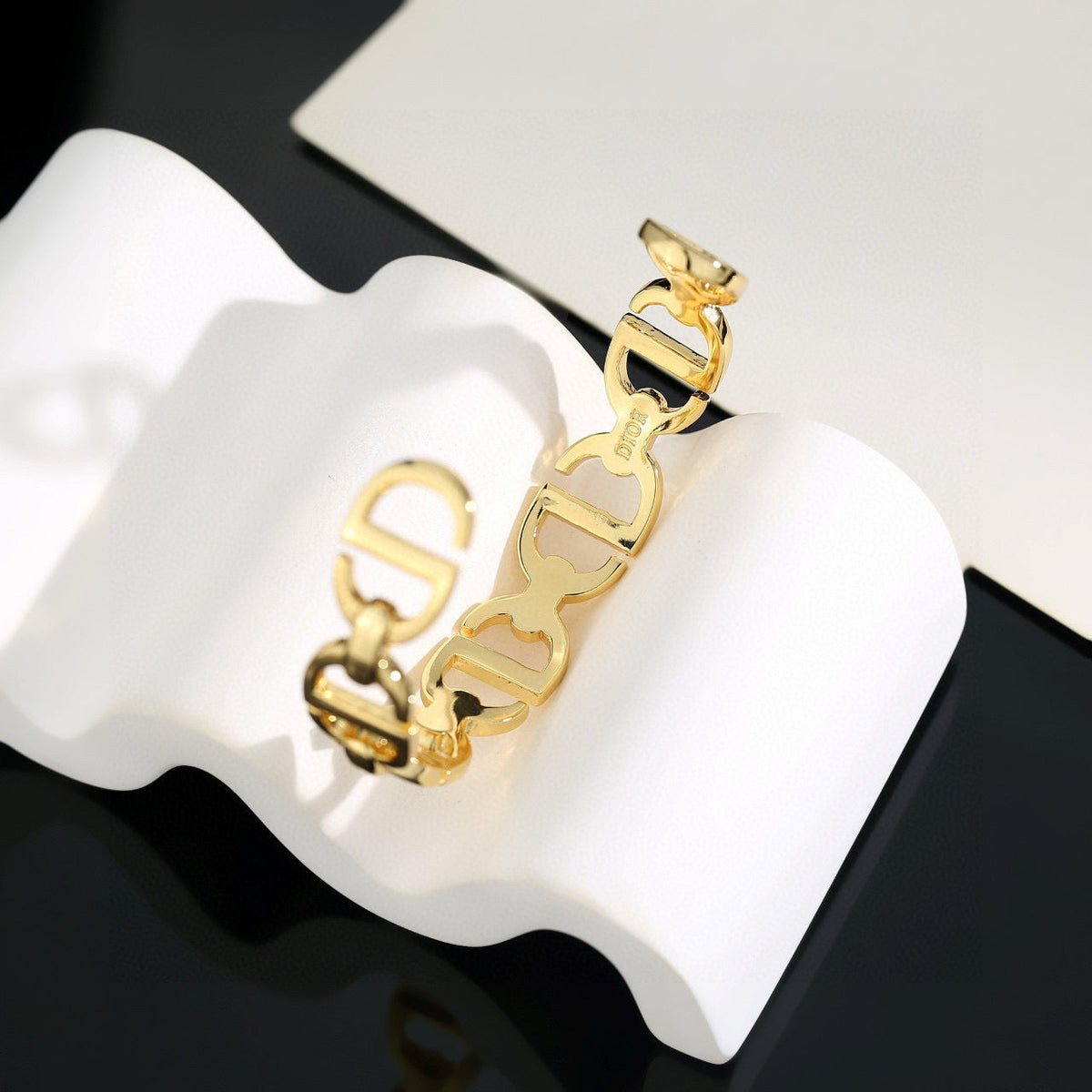Martin Graham bracelet in polished metal-tone – detail view