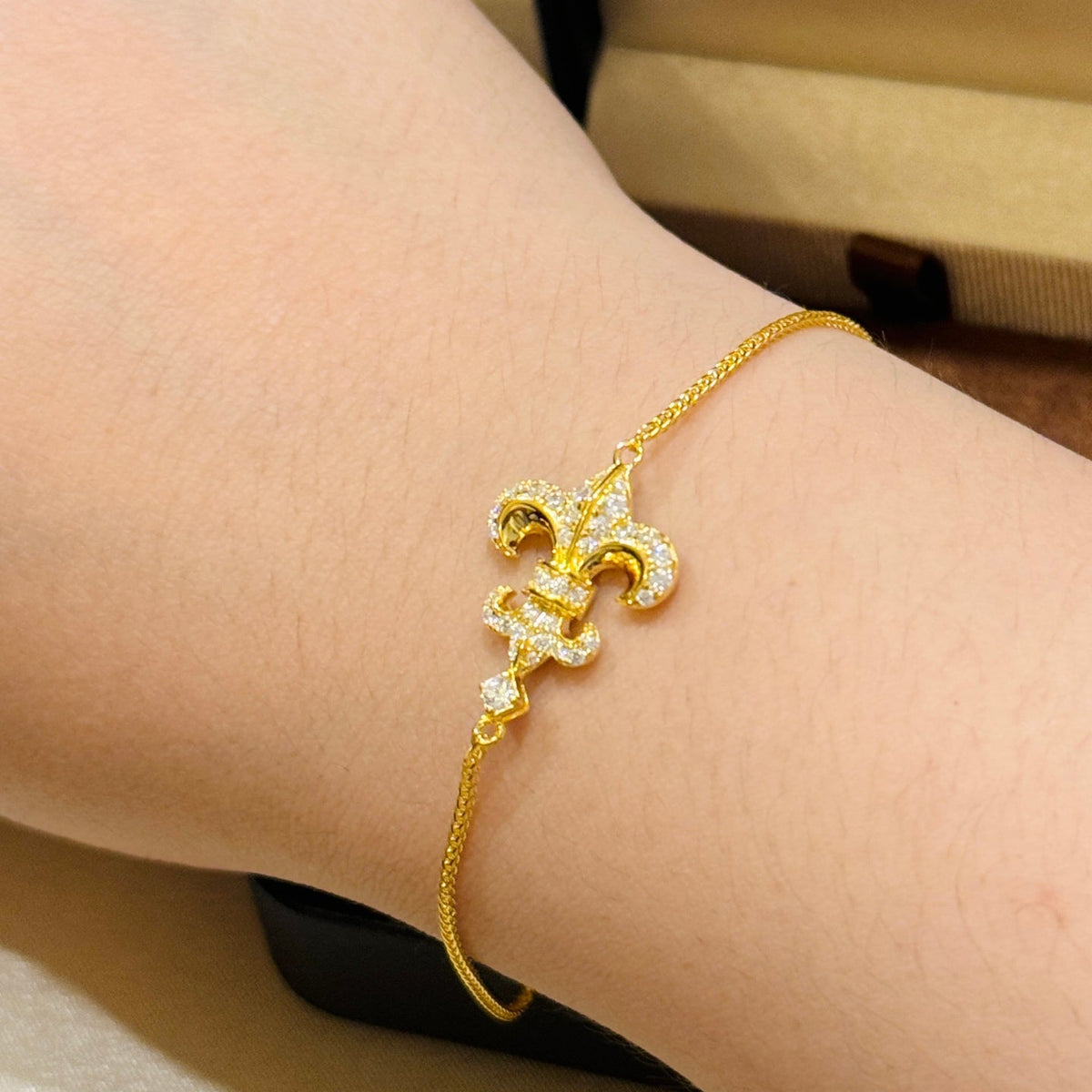 Martin Graham bracelet in polished metal-tone – detail view