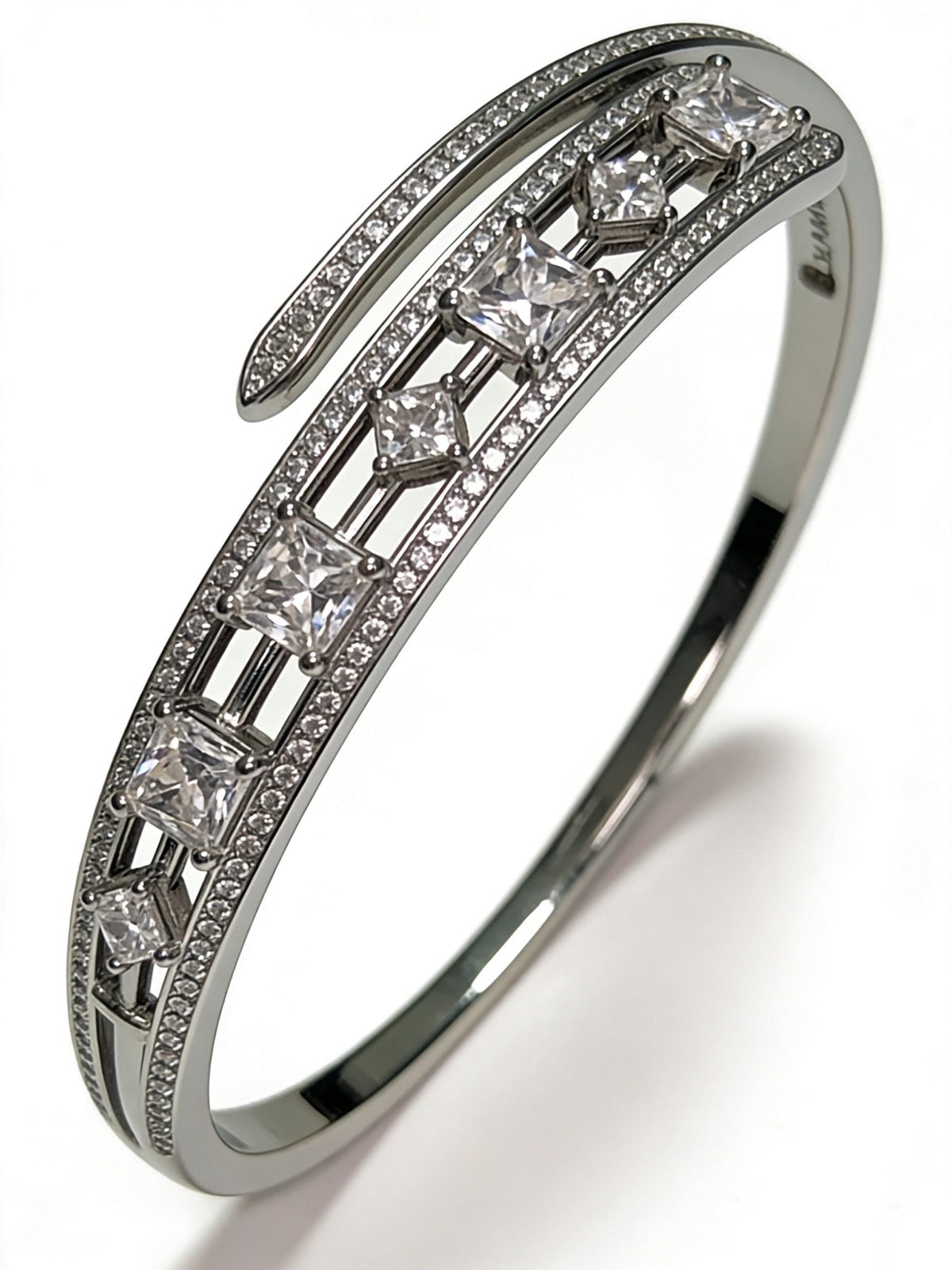 Martin Graham bracelet in polished metal-tone – detail view