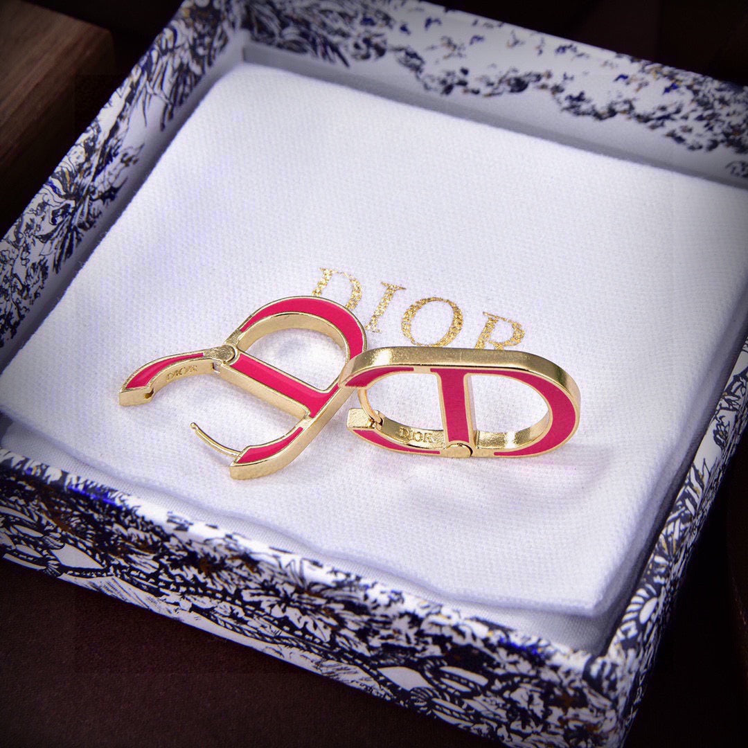 Martin Graham earrings in polished metal-tone – detail view