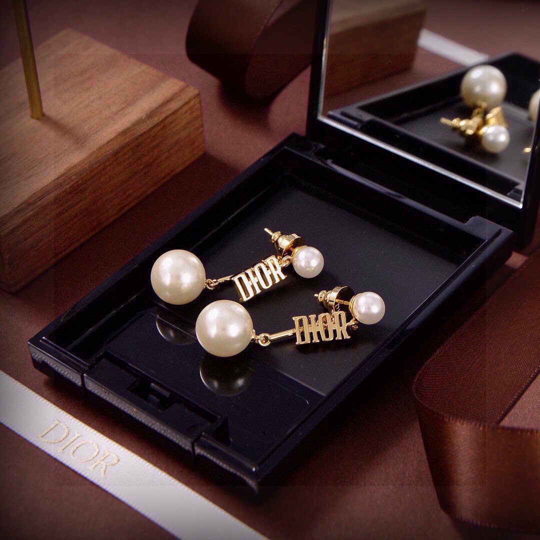 Martin Graham earrings in polished metal-tone – detail view