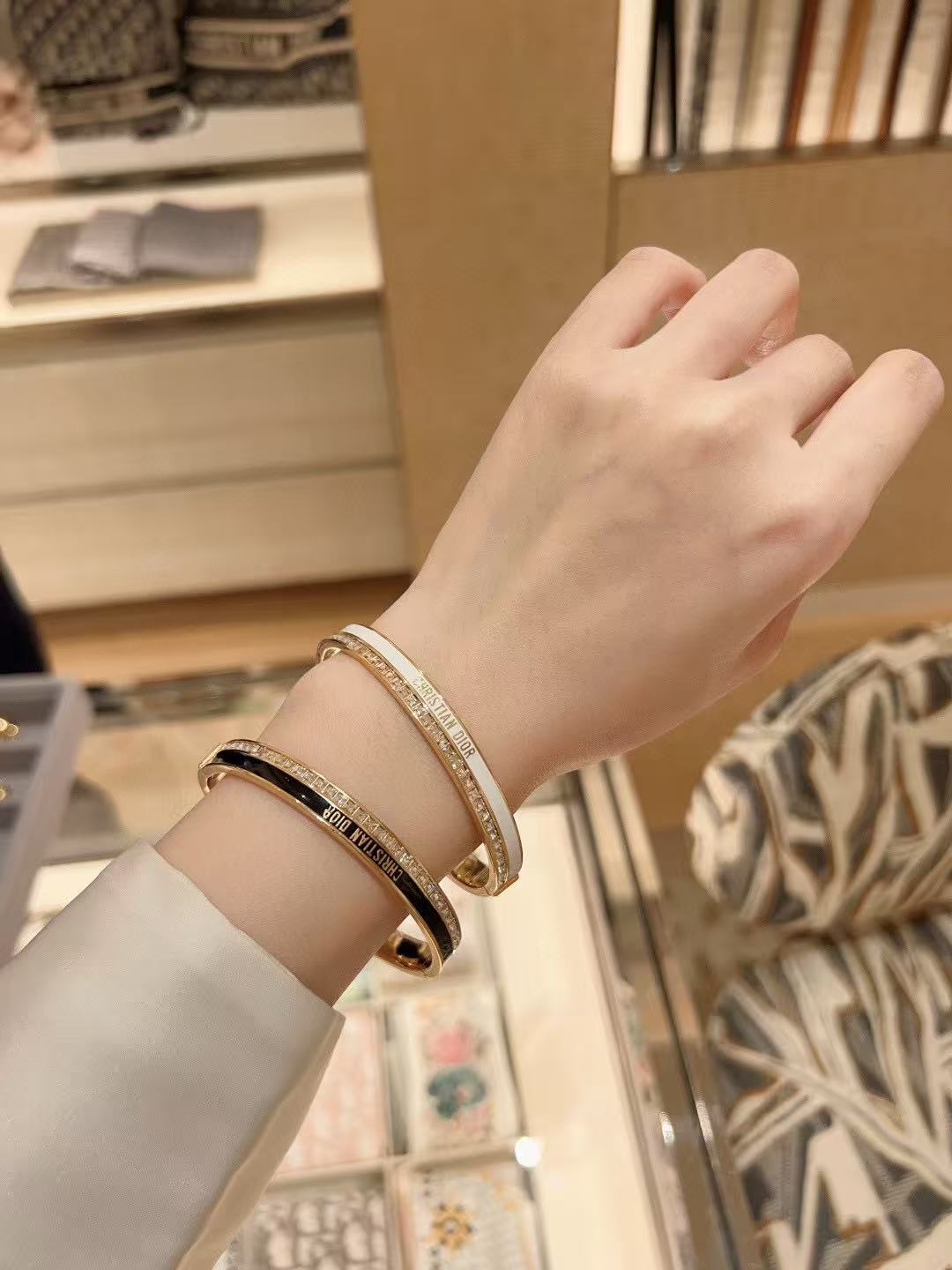Martin Graham bracelet in polished metal-tone – detail view