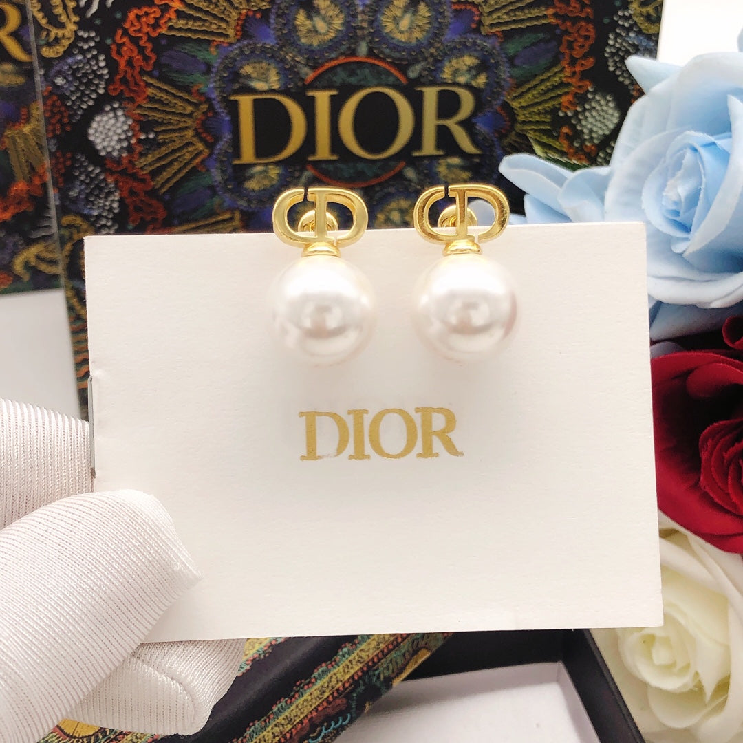Martin Graham stud earrings in polished metal-tone – detail view