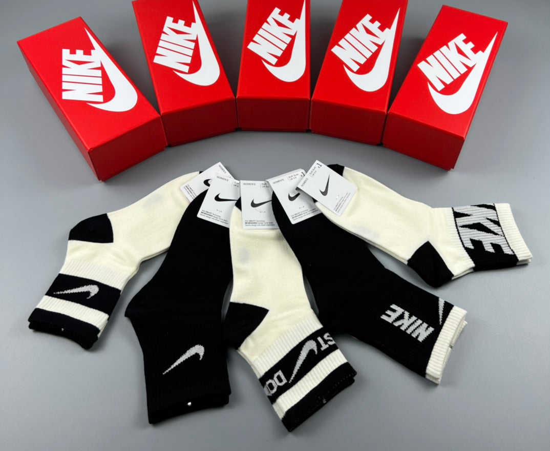 Nike Cotton Contrast Swoosh And Wordmark Ankle Socks