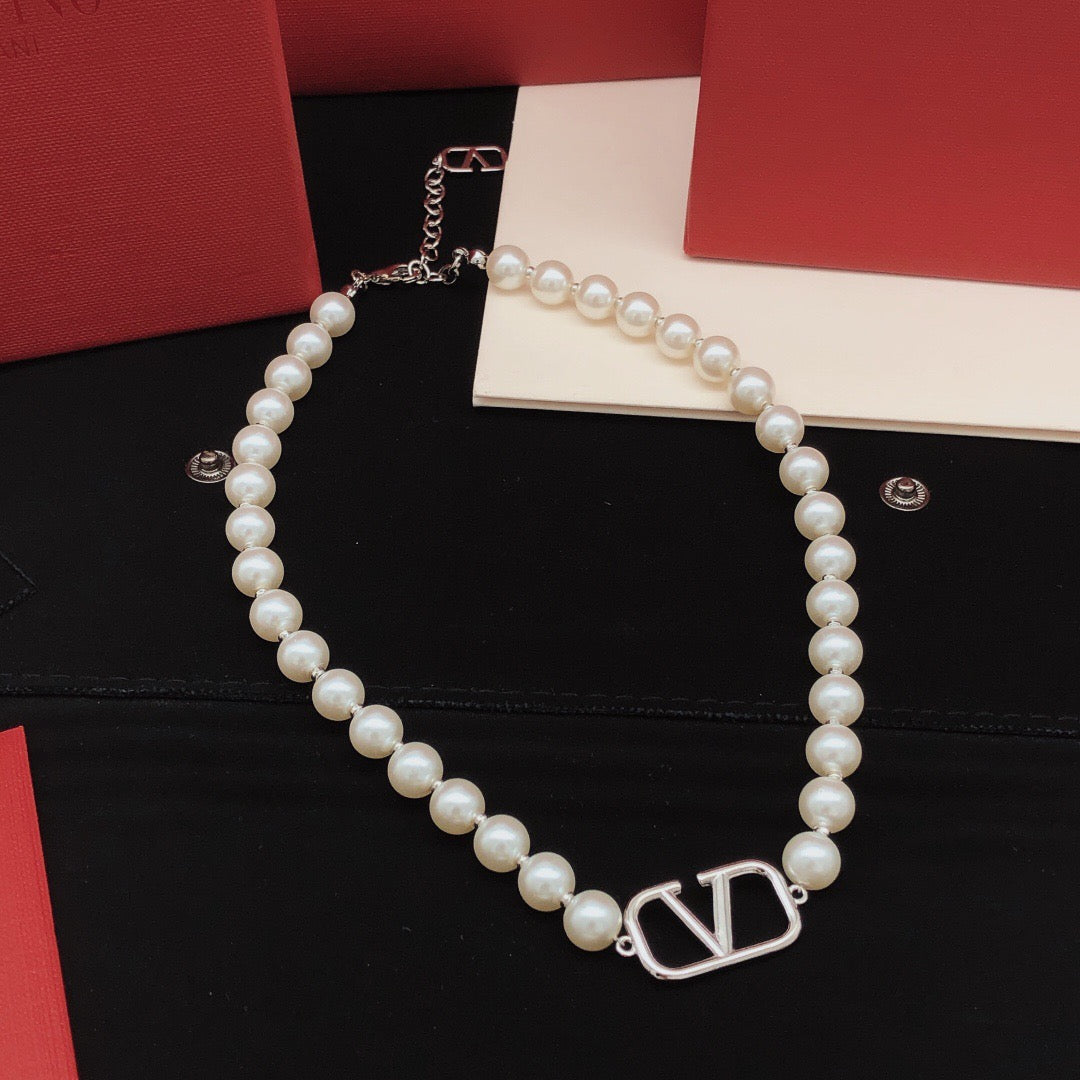Martin Graham pendant necklace in polished metal-tone – detail view