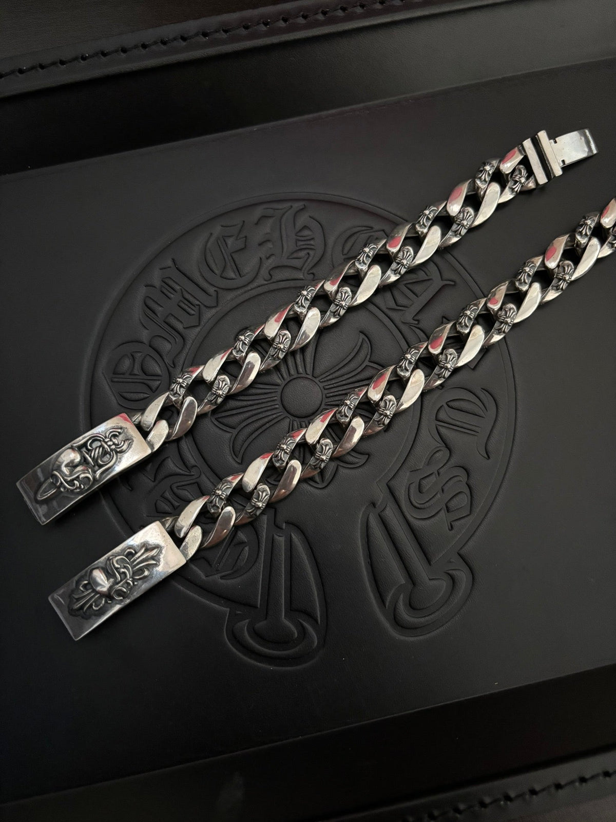 Martin Graham bracelet in polished metal-tone – detail view