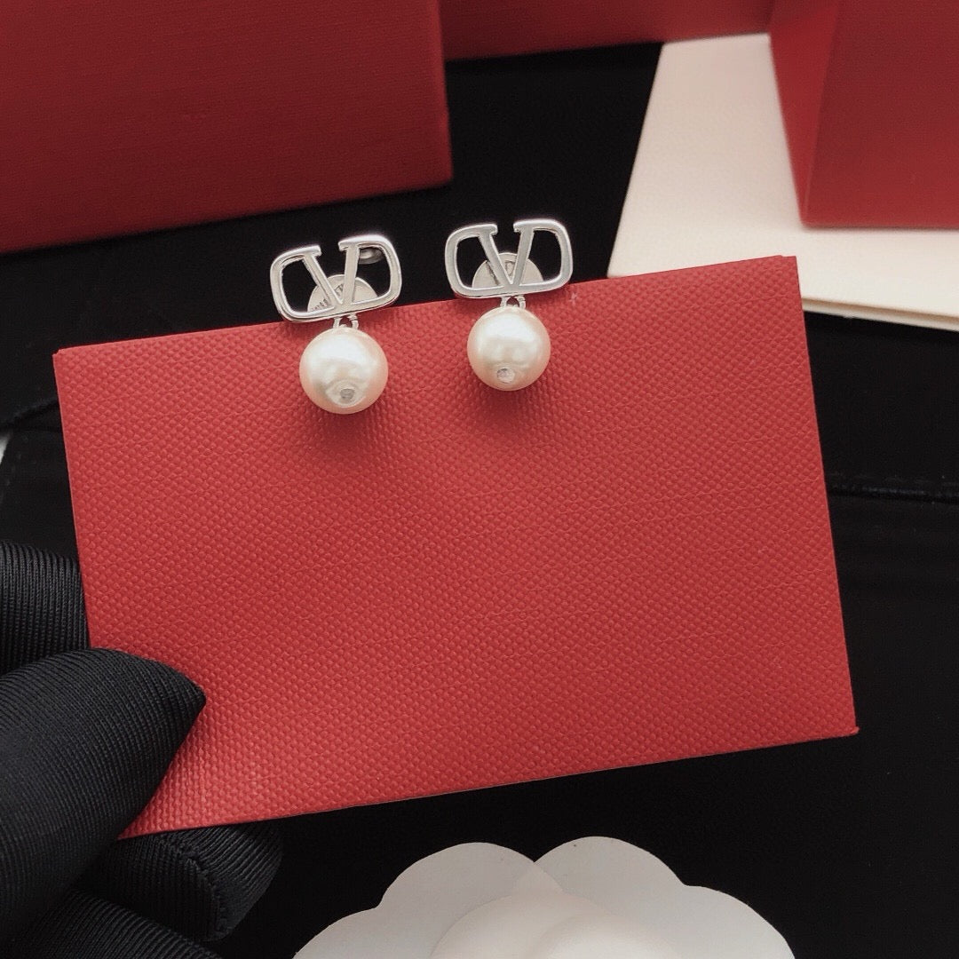 Martin Graham stud earrings in polished metal-tone – detail view