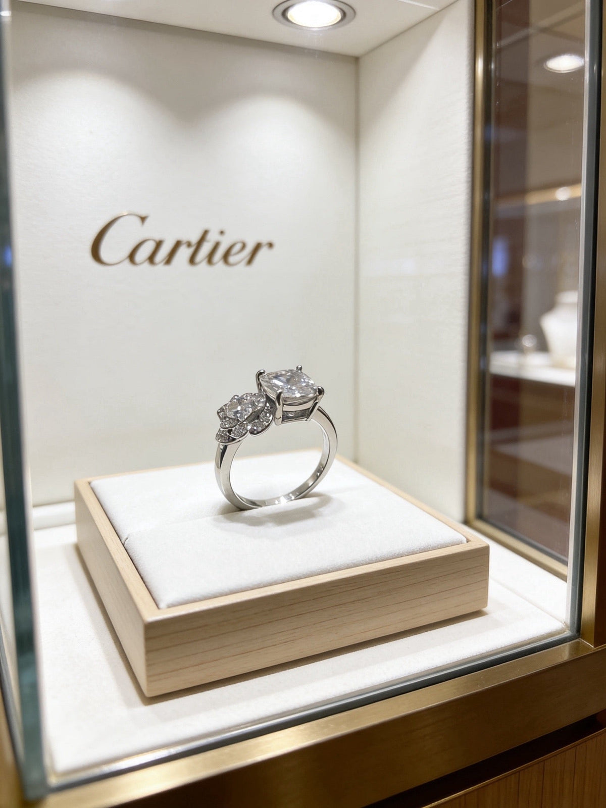 Martin Graham ring in polished metal-tone – detail view