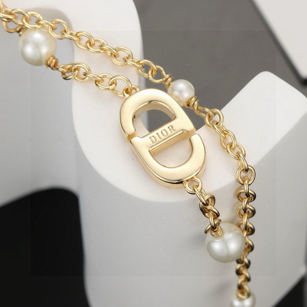 Martin Graham pendant necklace in polished metal-tone – detail view