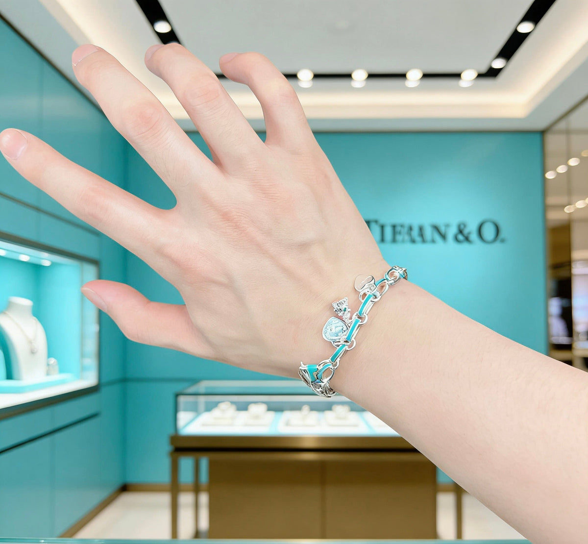 Martin Graham bracelet in polished metal-tone – detail view