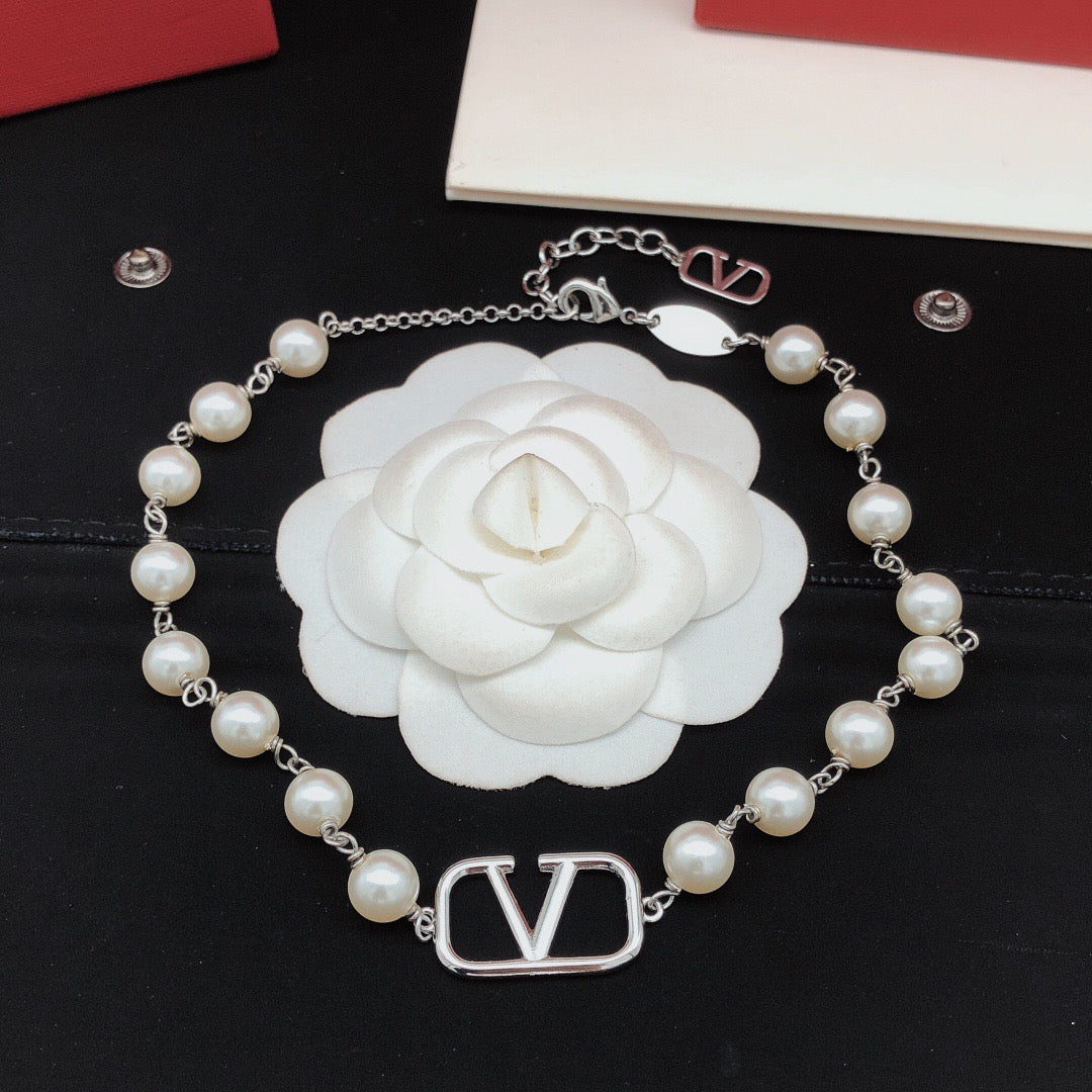 Martin Graham pendant necklace in polished metal-tone – detail view