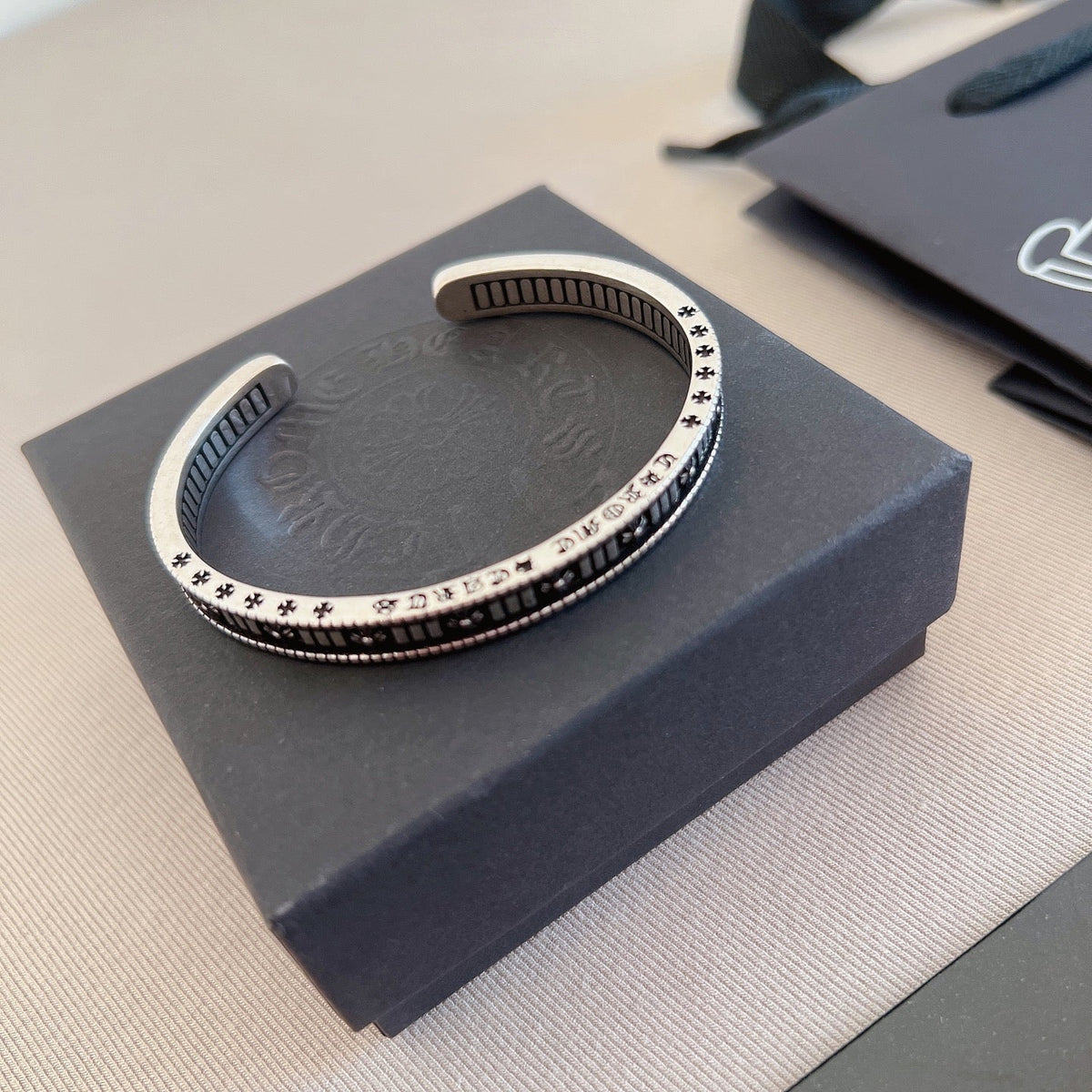Martin Graham bracelet in polished metal-tone – detail view