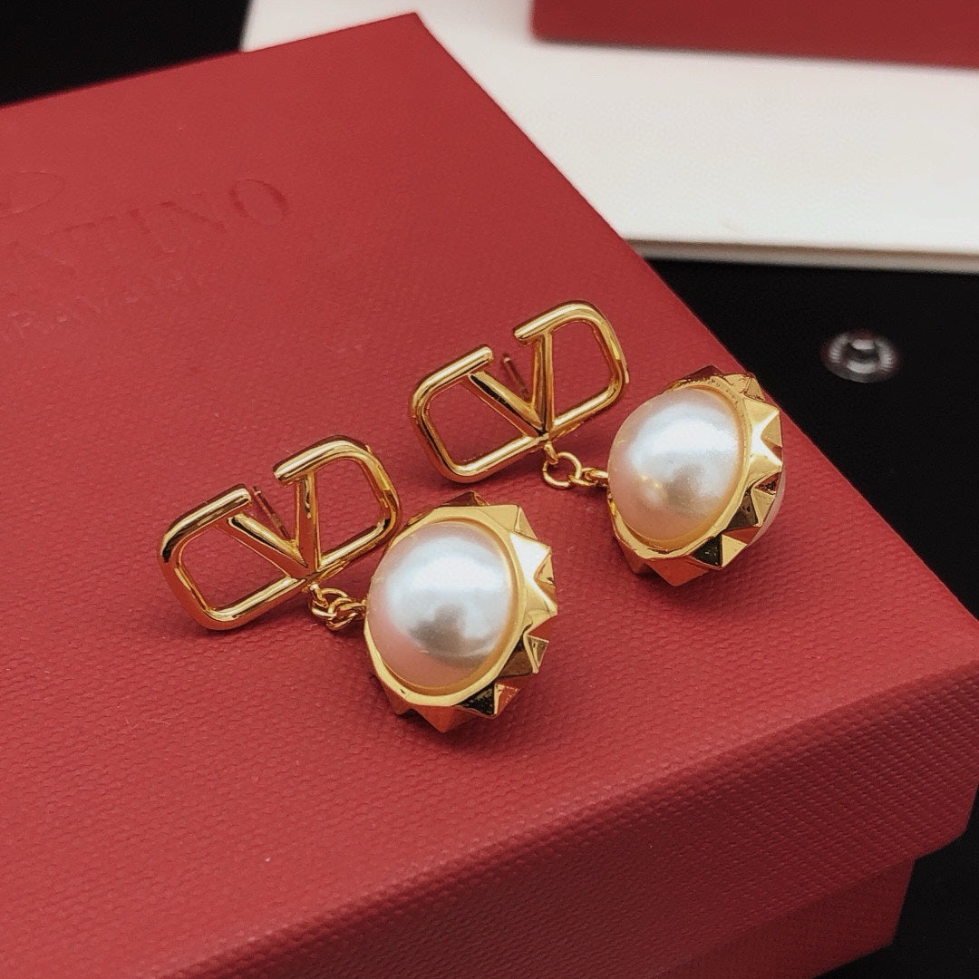 Martin Graham stud earrings in polished metal-tone – detail view