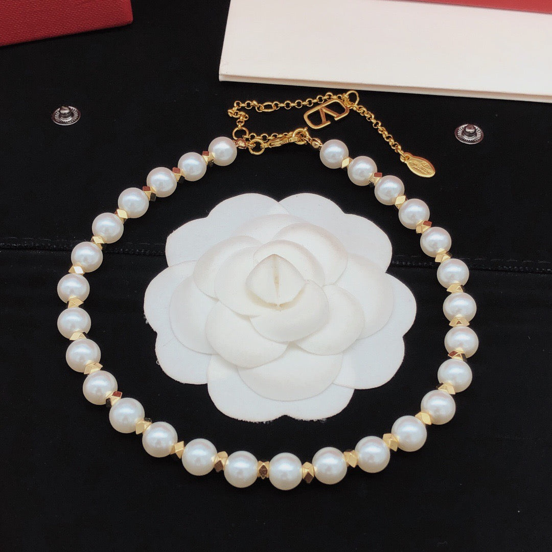 Martin Graham pendant necklace in polished metal-tone – detail view