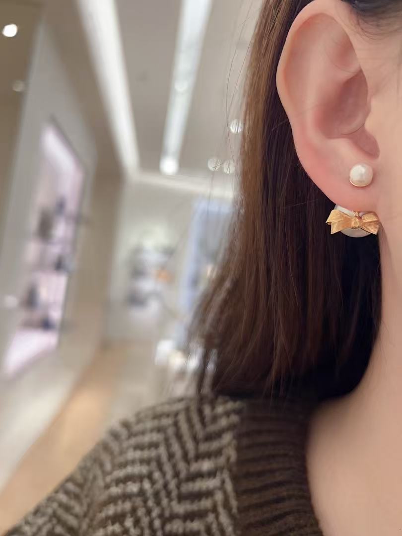 Martin Graham earrings in polished metal-tone – detail view